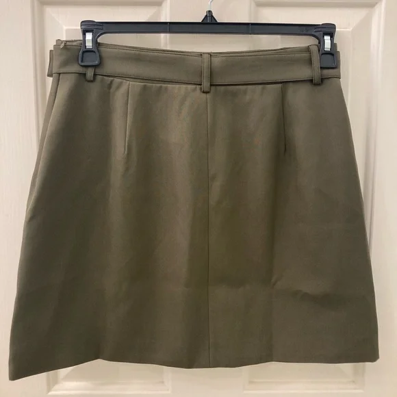 Never been worn, with tags- dark green waist high skirt, comes with belt. Size 8 - Picture 2 of 3